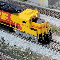 Athearn Genesis G67227 HO Scale EMD SD45-2 Santa Fe "Kodachrome" ATSF 5809 With DCC & Sound - USED 6 Athearn Genesis G67227 HO Scale EMD SD45-2 Santa Fe "Kodachrome" ATSF 5809 With DCC & Sound - USED -Athearn 20230419 113053 scaled